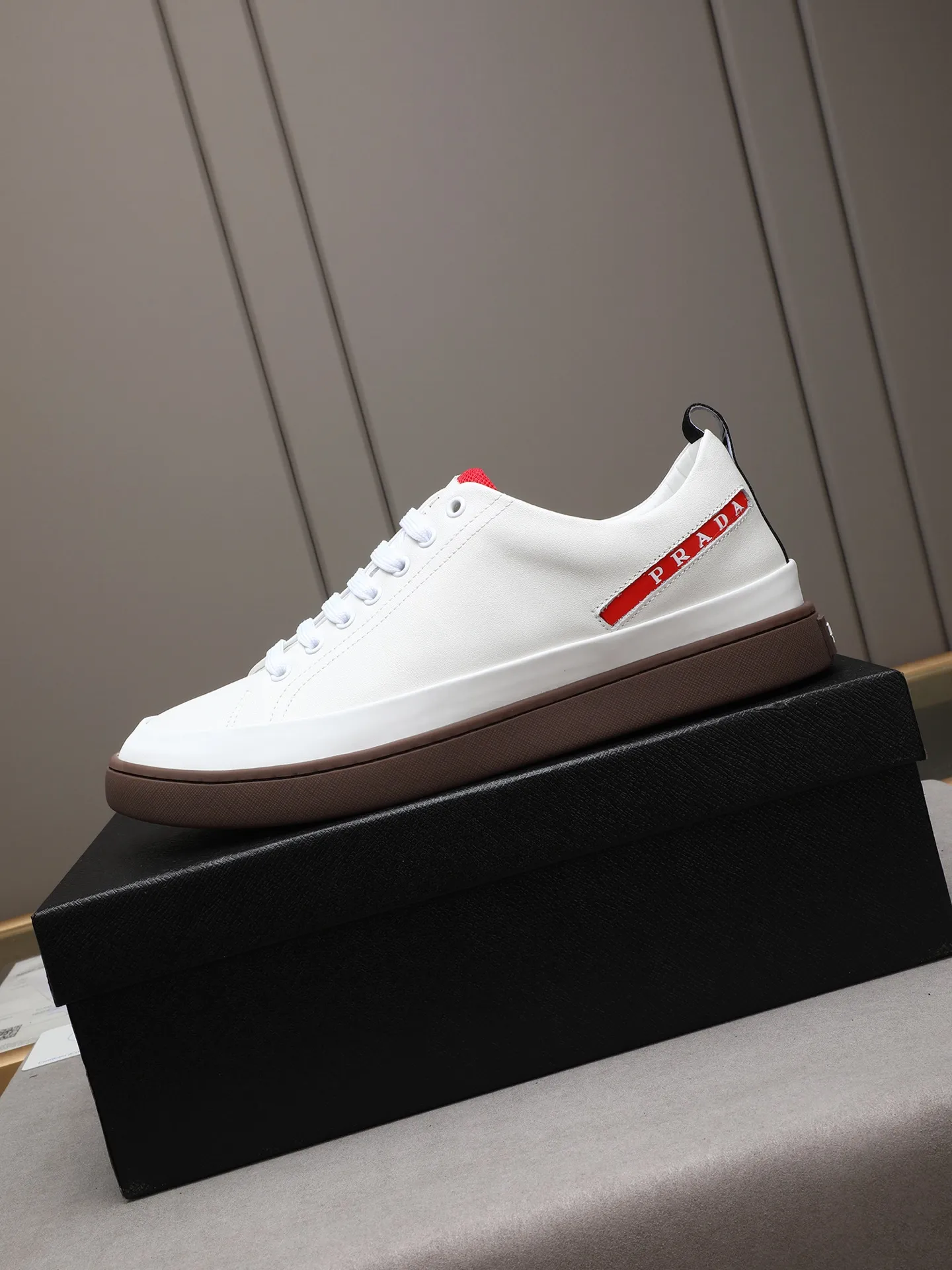 Men's shoes💰420💰 Brand: PRADA (Prada) Standard code: Men's code 38–44 (45 can be customized) Material: Original cowhide, breathable sheep lining Special outsole Style category: Men's fashionable casual sneakers Low-key luxury! Color: actual picture color